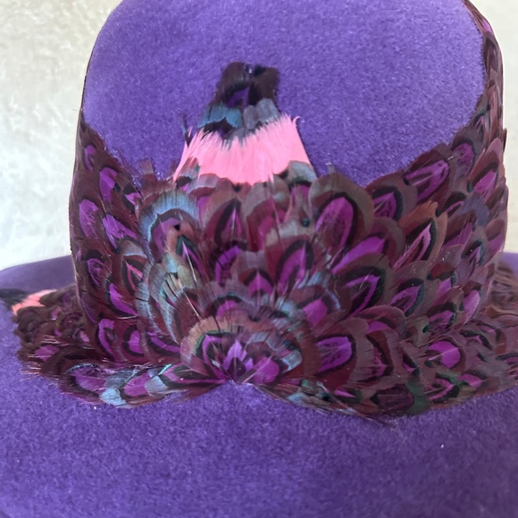 ONE OF A KIND DESIGNER JACK MCCONNELL VINTAGE PURPLE FELT HAT + FEATHER DETAILS - Picture 6 of 11